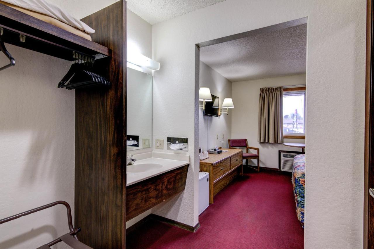 Bloomer Inn & Suites מראה חיצוני תמונה