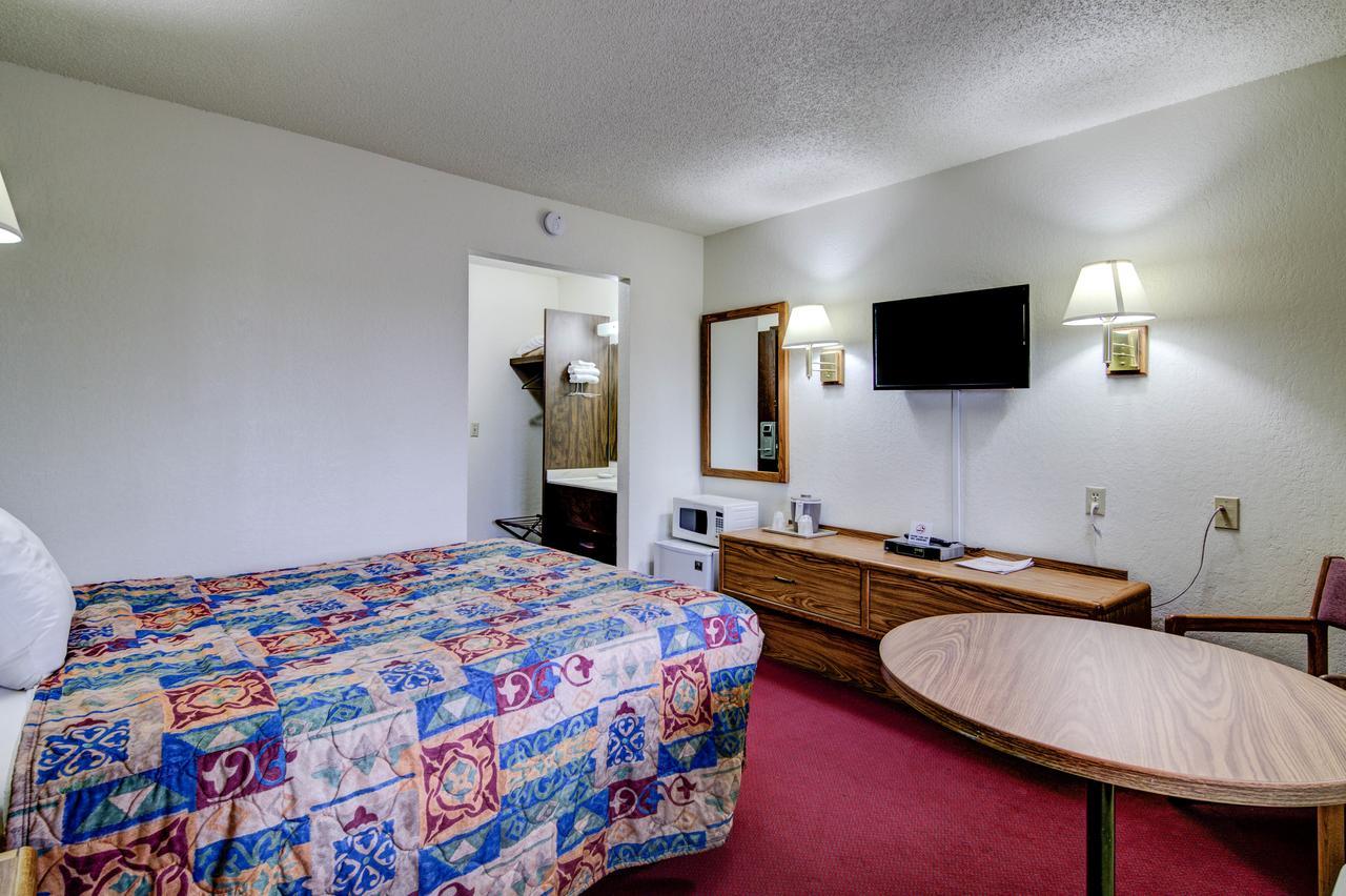 Bloomer Inn & Suites מראה חיצוני תמונה