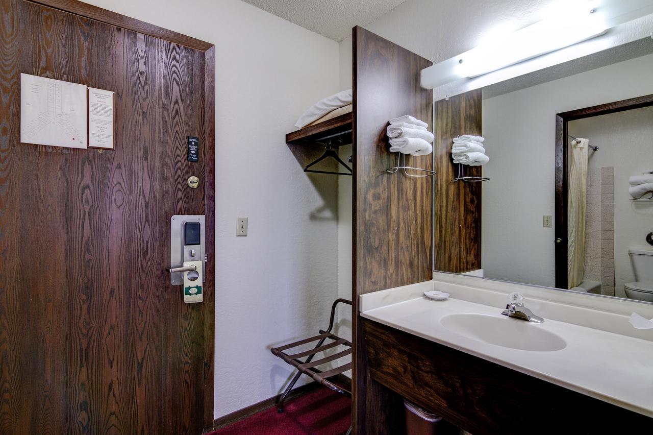 Bloomer Inn & Suites מראה חיצוני תמונה
